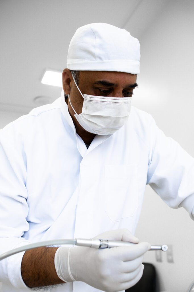 Dr Erival Santana segurando turbina odontológica
